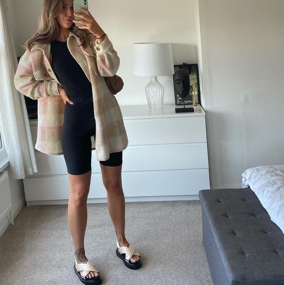 ππππππΎπππΏπ€Quilted Cross Over Strap Flat Nude - Picture 9 of 12